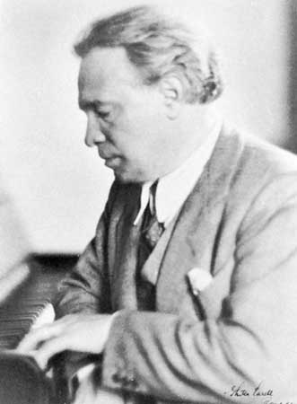 Black and white photo of Respighi at a piano