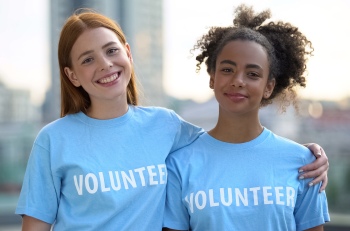 Sukarelawan memungkinkan mahasiswa untuk berlatih self -care, membantu orang lain.